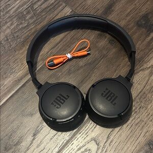 JBL Black noise cancelling Headphones with charging Cable